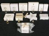 beaucoup de boîtes blanches posées sur une table noire