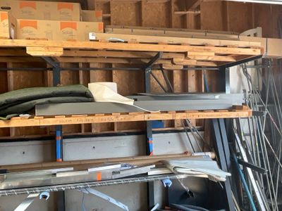un garage avec beaucoup d'objets sur les étagères