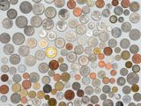 un tas de pièces est disposé en cercle sur une surface blanche