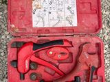 une boîte à outils rouge avec des outils sur le sol