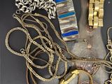 une photo d'un livre sur lequel sont posés plusieurs bijoux