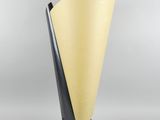 un gros plan d'une lampe de table surmontée d'un cône jaune