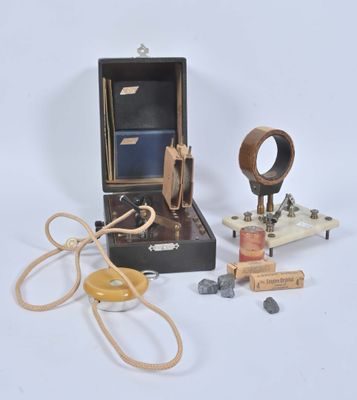 une petite boîte contenant tout un tas d'objets