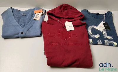 trois pulls pour homme, un rouge et un bleu, sont posés sur une table