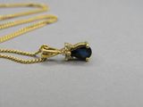 un gros plan d'un collier orné d'une pierre bleue