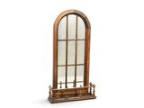 un châssis de fenêtre en bois surmonté d'un miroir