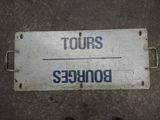 un panneau indiquant « visites guidées » et « bonibeee » sur le trottoir