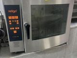 un micro-ondes argenté posé sur un plan de travail dans une cuisine