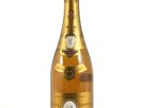 une image représentant une bouteille de champagne posée sur une surface blanche
