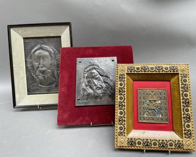 trois photos encadrées représentant un homme et une femme, posées sur une table