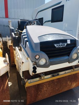 un camion garé à côté d'une remorque