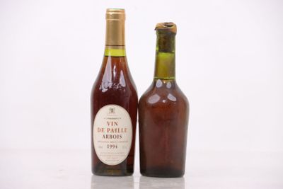 deux bouteilles de vin posées l'une à côté de l'autre sur une table