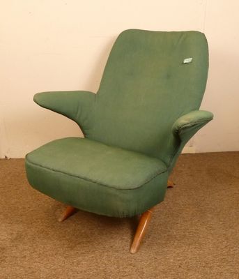 une chaise verte qui se trouve dans une pièce