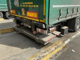 un camion garé sur le côté de la route