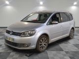 une photo d'une VW Tourer argentée garée sur un sol à damier