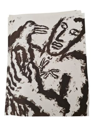 un dessin en noir et blanc représentant une femme tenant un oiseau
