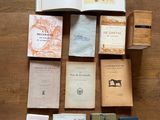 un grand nombre de livres posés sur le sol
