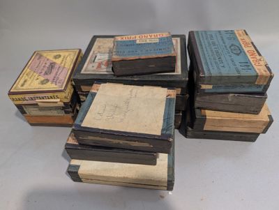 plusieurs vieux livres empilés sur une table