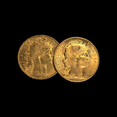 deux souverains d'or, l'un à l'effigie d'une femme et l'autre à celle d'un homme
