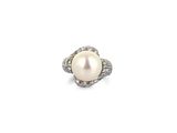 bague en perles blanches et diamants sur fond blanc