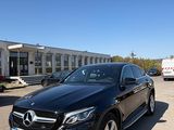 La Mercedes GLE est garée devant un immeuble