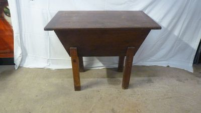 une petite table en bois avec un tiroir