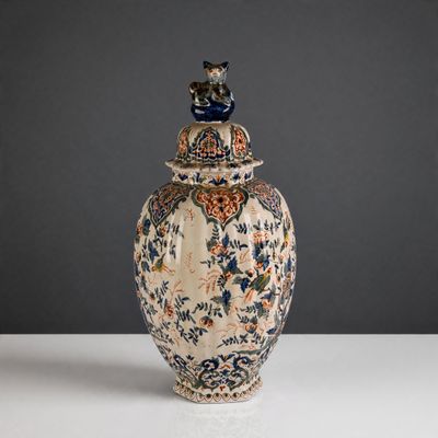 un vase surmonté d'un chat