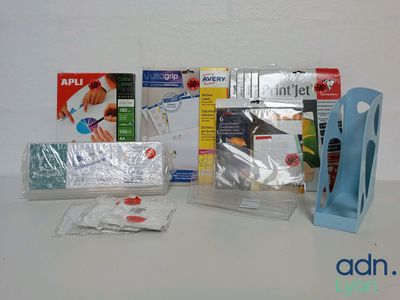 many items that are sitting on a table