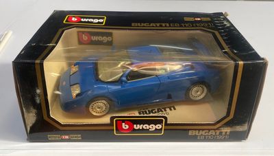 une petite voiture bleue dans une boîte posée sur une table