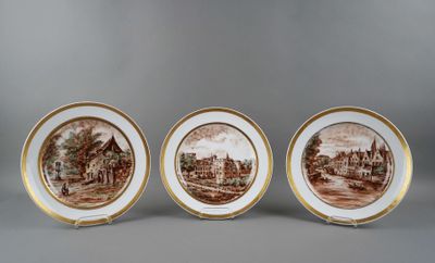 3 assiettes en porcelaine de Bruxelles, décor de maisons et …