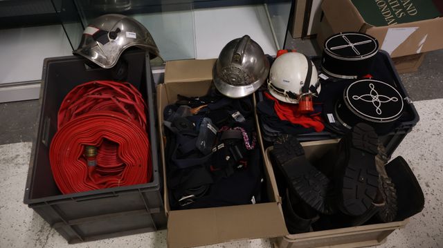 Important lot d’uniformes de Sapeur-Pompier (pantalon, polo, vest...