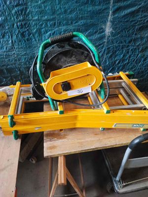 une machine jaune posée sur une table