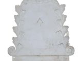 une image représentant une plaque en marbre blanc sur laquelle figure un triangle