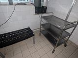 une petite cuisine équipée d'un évier et d'un plan de travail
