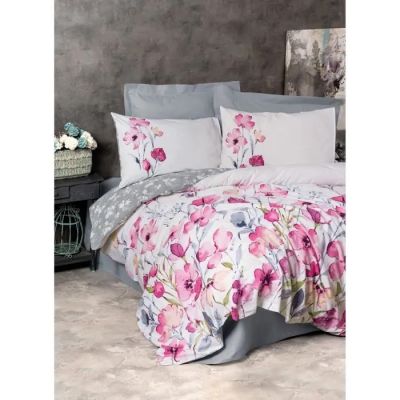 une photo d'un lit recouvert d'une couette à motifs floraux