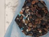 un sac rempli de pièces posé sur une table