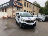 une camionnette garée devant un immeuble, sur un parking