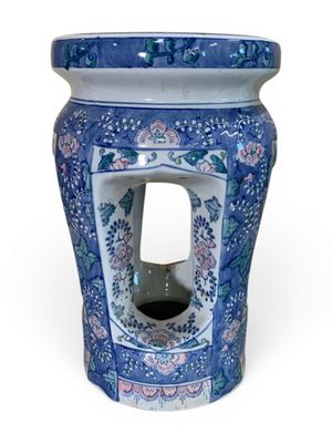 un vase bleu et blanc orné d'un oiseau