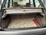 l'arrière d'une voiture avec un panier pour chien dans le coffre