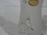 un vase blanc avec l'image d'un chat et d'un oiseau dessus