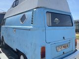 une camionnette bleue chargée à l'arrière d'un camion