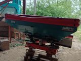 un bateau rouge et bleu posé sur une palette