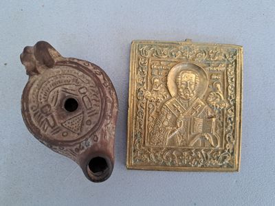 un petit objet métallique à côté d'un autre petit objet métallique