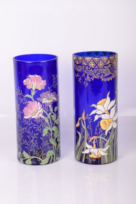 deux vases posés l'un à côté de l'autre sur une table