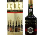 un gros plan sur une bouteille d'alcool à côté d'une boîte