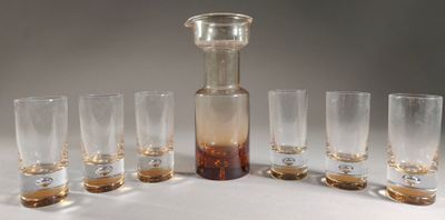 six verres et une carafe sur la table