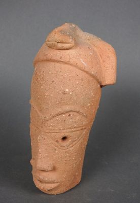 une tête d'homme en argile coiffée d'un chapeau