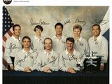 une photo montrant un groupe d'hommes en chemise blanche posant pour une photo