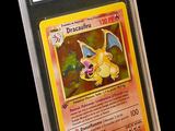 une image d'une carte Pokémon dans un étui en plastique
