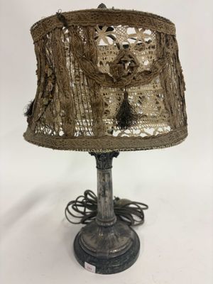 un gros plan d'une lampe posée sur une table, surmontée d'un abat-jour